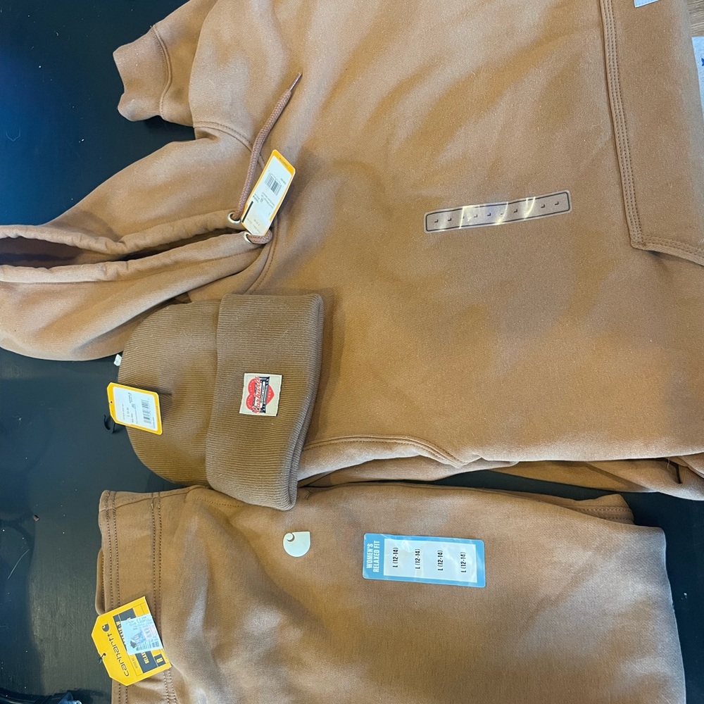 Women’s  Carhartt Sweatshirt, Jogger’s, & Beanie Set